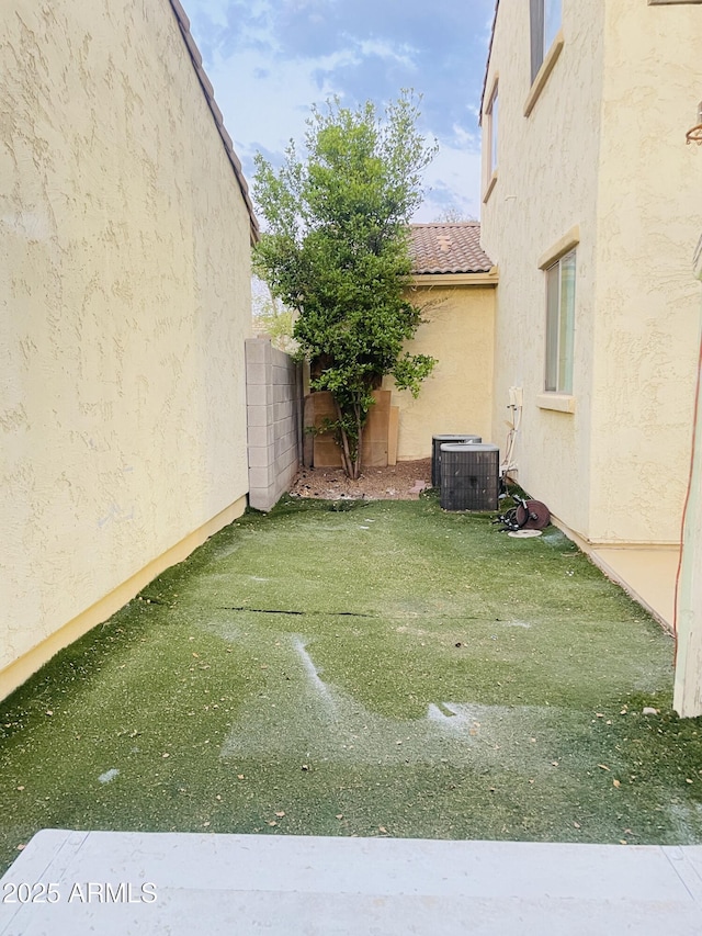 7136 N 73rd Dr, Glendale, AZ 85303 - view of yard featuring central AC unit and fence