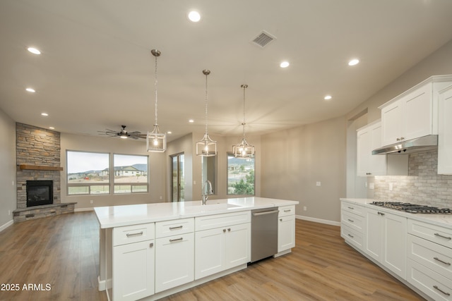 14110 E Hard Rock Rd, Prescott Valley, AZ 86315 - kitchen with stainless steel appliances, tasteful backsplash, recessed lighting, ceiling fan, and open floor plan