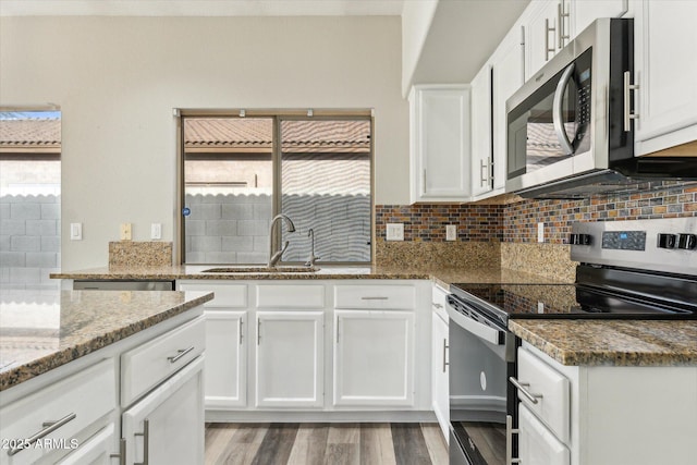 6658 E San Cristobal Way, Gold Canyon, AZ 85118 - kitchen featuring appliances with stainless steel finishes, a sink, decorative backsplash, white cabinetry, and wood finished floors