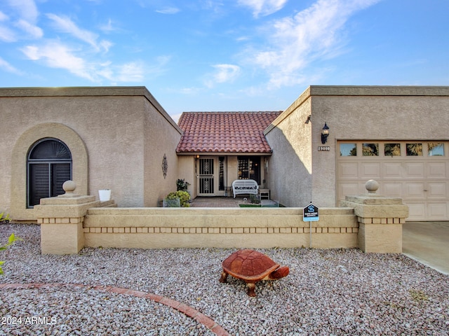 view of front facade with a garage