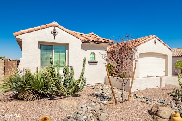 view of front of property featuring a garage