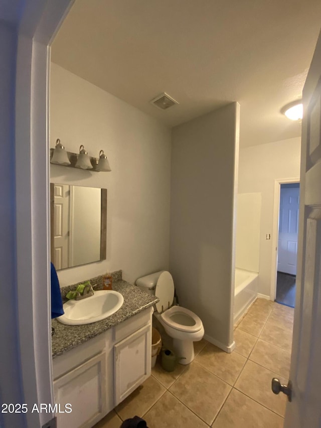 10006 N 7th Pl, Phoenix, AZ 85020 - full bath with tile patterned flooring, toilet, vanity, and a bathtub