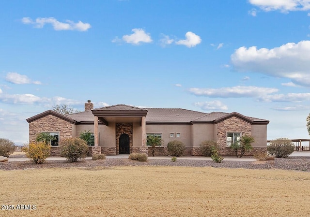 view of front of property featuring a front yard