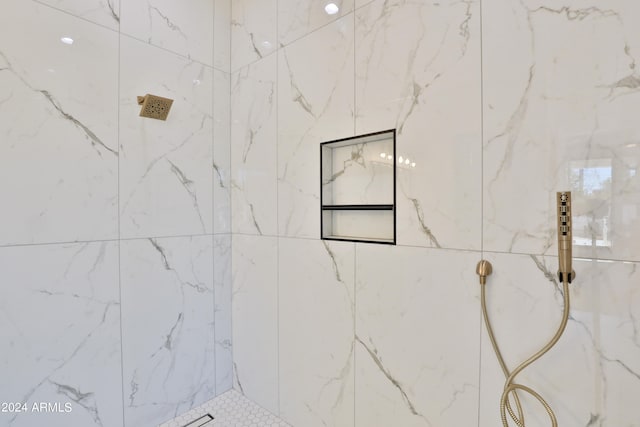 bathroom featuring a tile shower