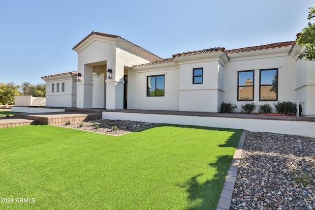 view of front facade with a front lawn