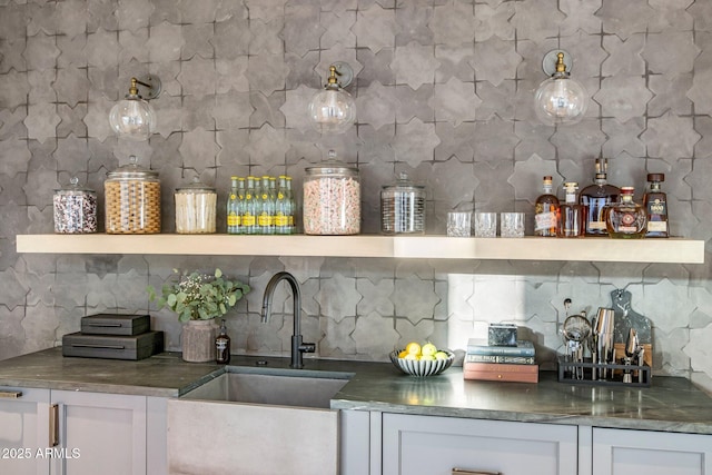 bar with white cabinetry, sink, and decorative backsplash