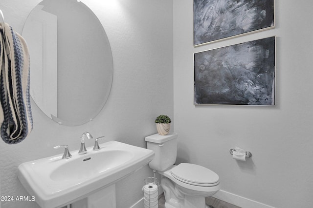 bathroom featuring toilet and sink