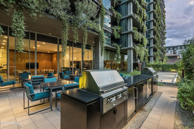 view of patio featuring an outdoor kitchen and grilling area