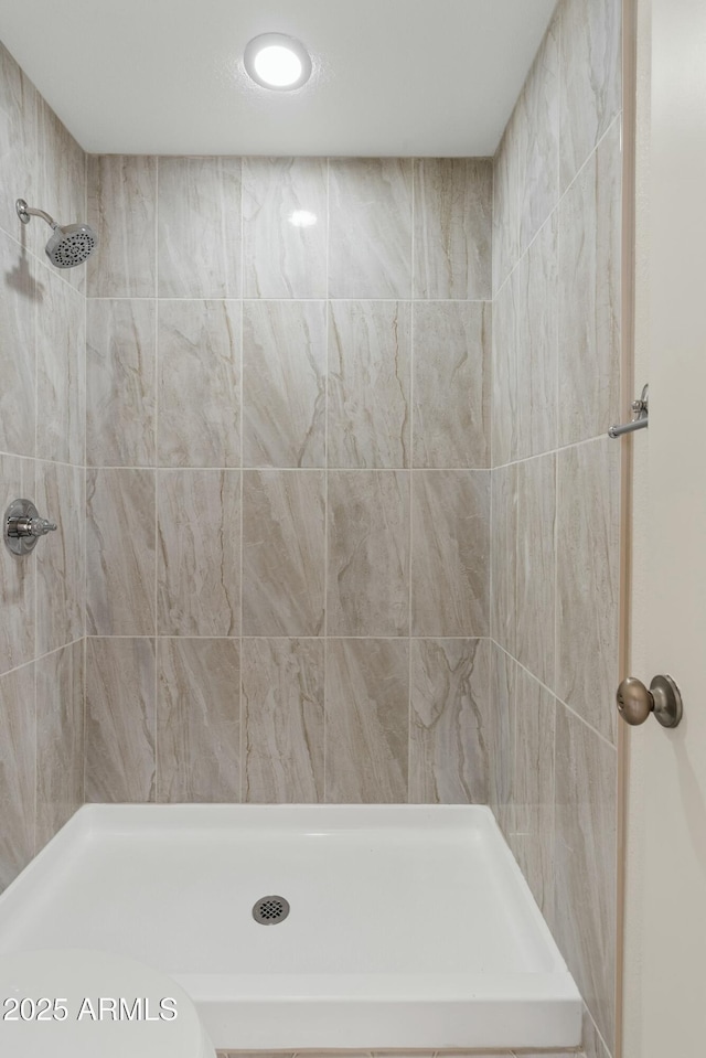 bathroom featuring a tile shower