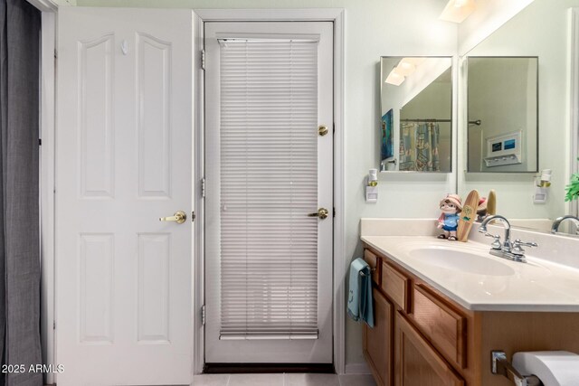 818 E Hiddenview Dr, Phoenix, AZ 85048 - full bath featuring vanity