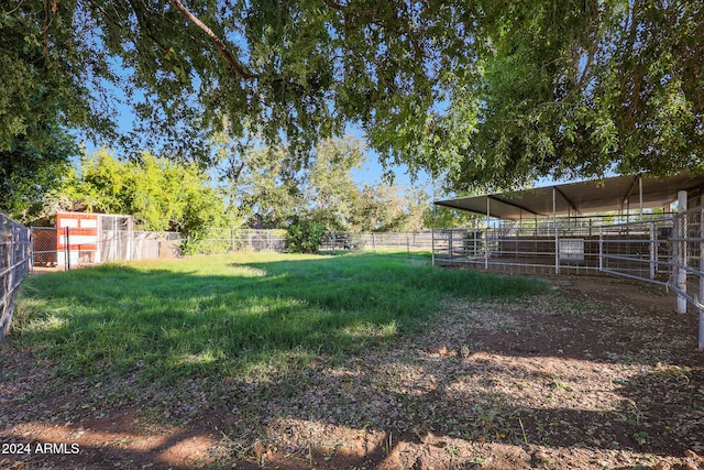 view of yard featuring an outdoor structure