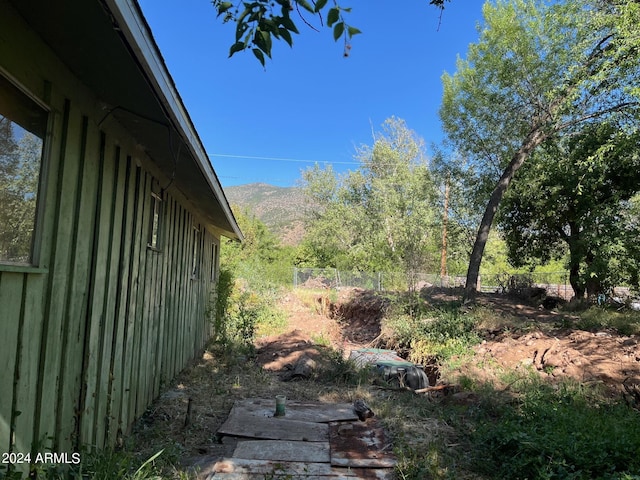 view of yard featuring a mountain view