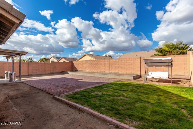 view of yard featuring a patio area