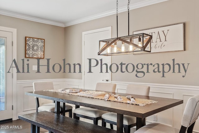 dining area featuring ornamental molding, dark hardwood / wood-style flooring, and a notable chandelier