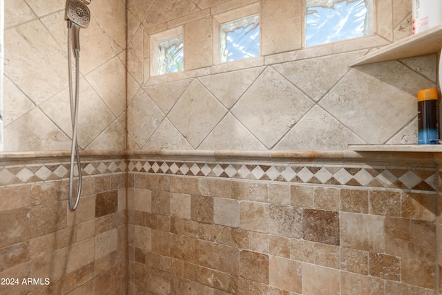 room details featuring tiled shower