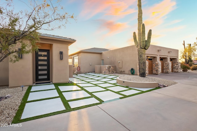 view of front of property featuring a patio area