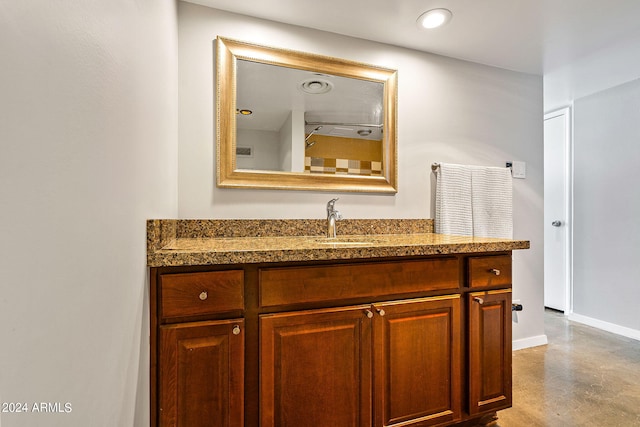 207 W Clarendon Ave Unit 20B, Phoenix, AZ 85013 - full bathroom featuring baseboards, shower / tub combo, toilet, and vanity