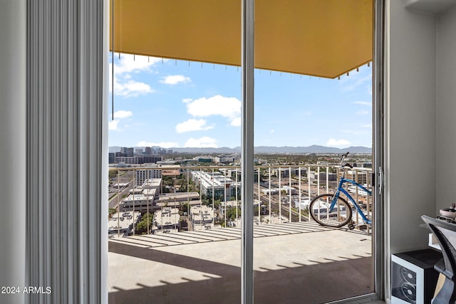 entryway featuring a mountain view