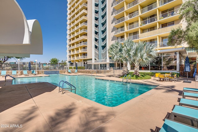 207 W Clarendon Ave Unit 20B, Phoenix, AZ 85013 - community pool featuring fence and a patio area