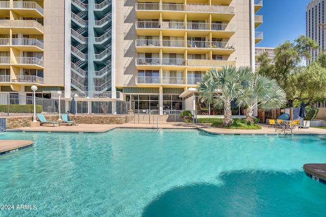 view of swimming pool