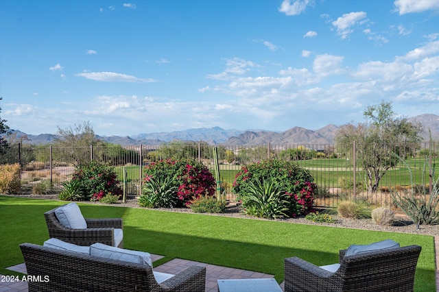 view of yard featuring a mountain view