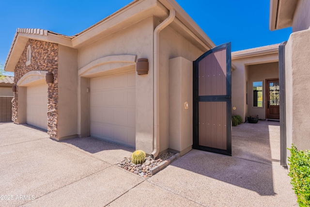 12770 N 145th Way, Scottsdale, AZ 85259 - garage featuring a gate and driveway