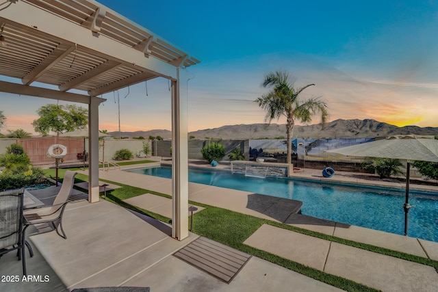 3125 W Desert Ln, Laveen, AZ 85339 - pool at dusk featuring a pergola, a mountain view, a fenced backyard, and a patio