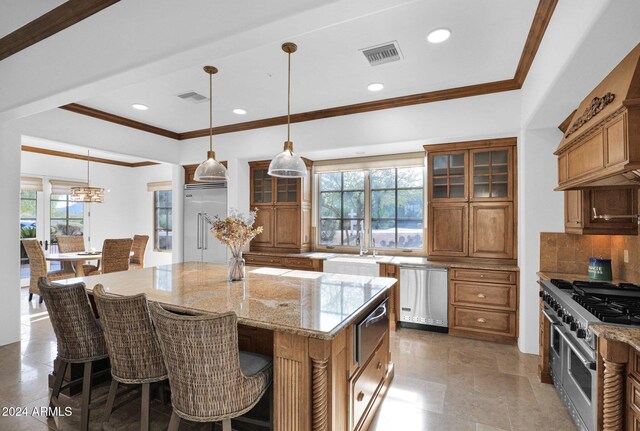 living room featuring ceiling fan and ornamental molding