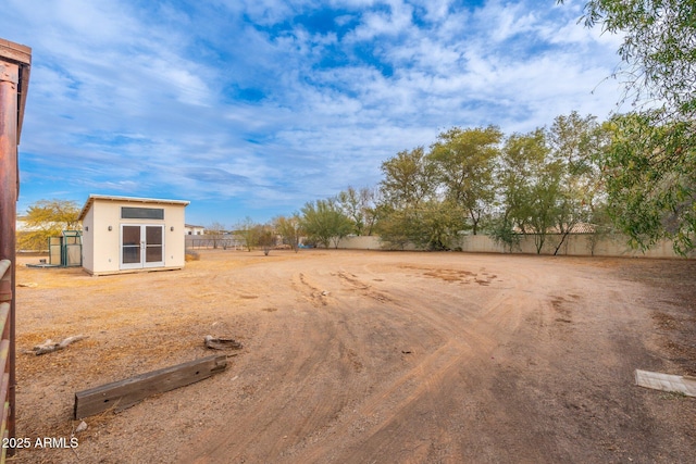 view of yard with an outbuilding