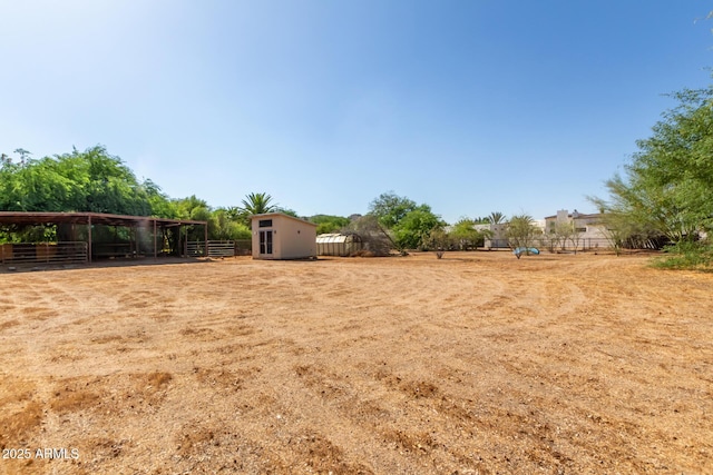 view of yard with an outdoor structure