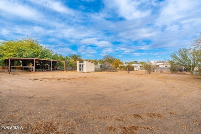 view of yard featuring an outdoor structure