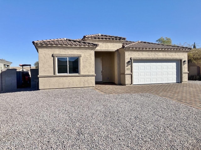 view of front facade featuring a garage