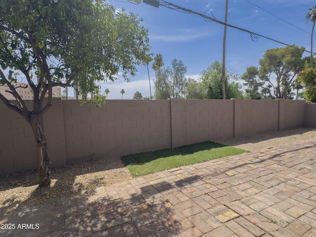 7770 E Camelback Rd Unit 23, Scottsdale, AZ 85251 - fenced backyard featuring a patio area