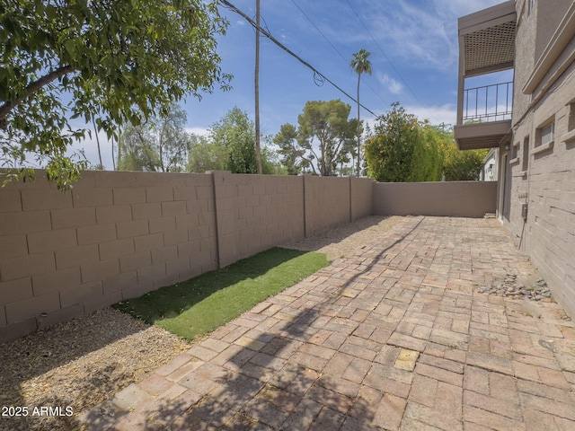 7770 E Camelback Rd Unit 23, Scottsdale, AZ 85251 - fenced backyard featuring a patio and a balcony