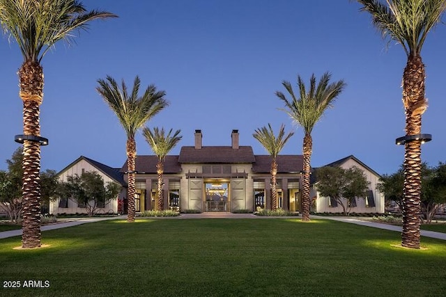 view of front of property featuring a front lawn