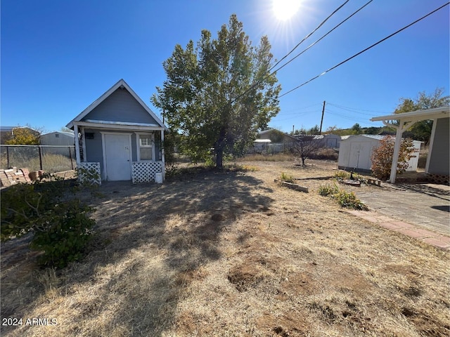 view of yard with a storage shed