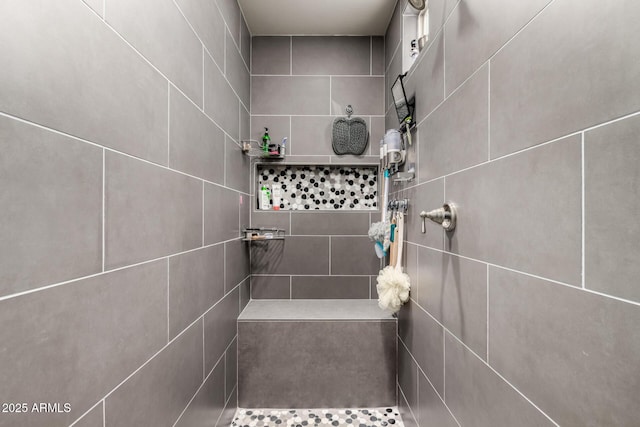 bathroom featuring a tile shower