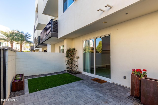 view of yard featuring a patio