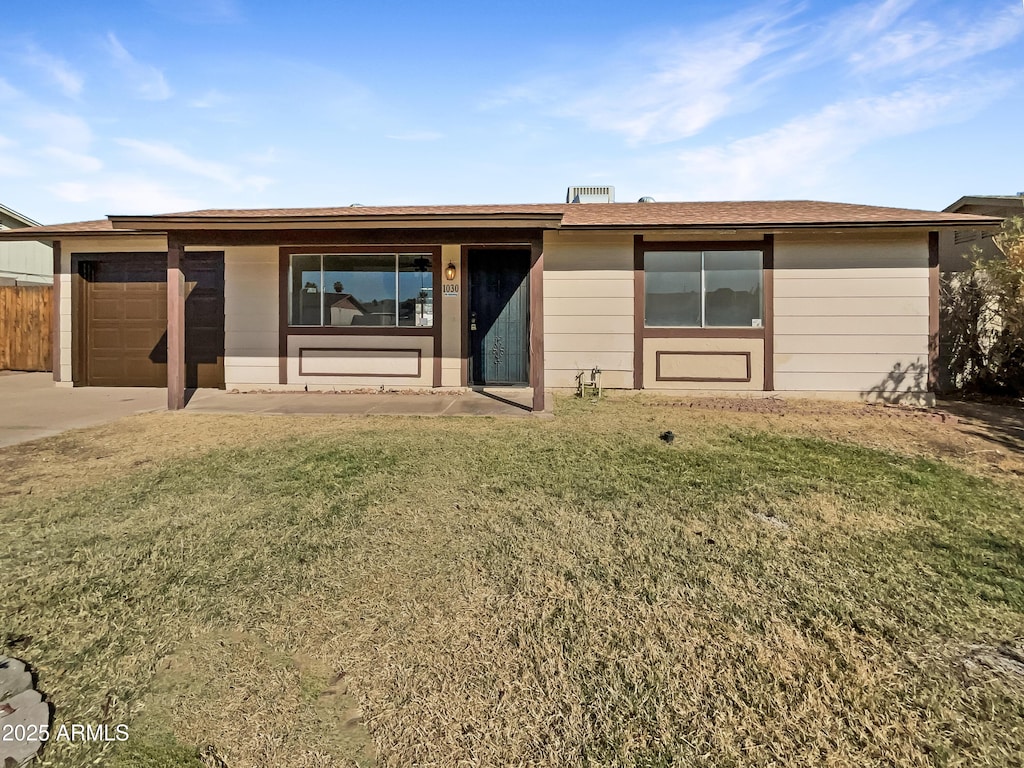 view of front facade featuring a garage and a front lawn