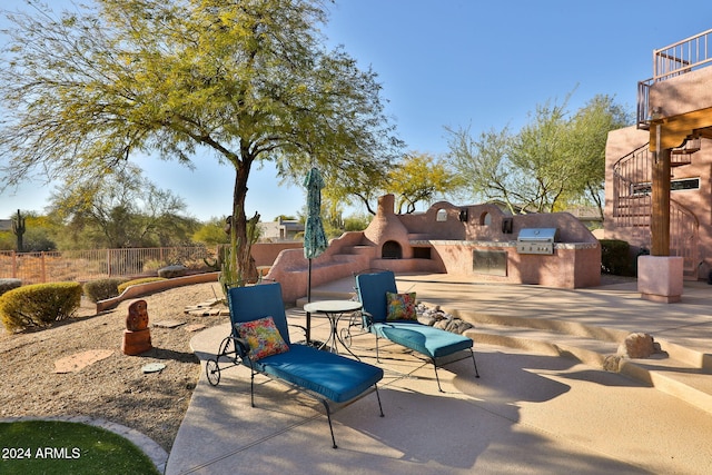 view of patio with an outdoor kitchen