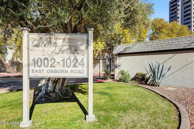 community / neighborhood sign featuring a lawn