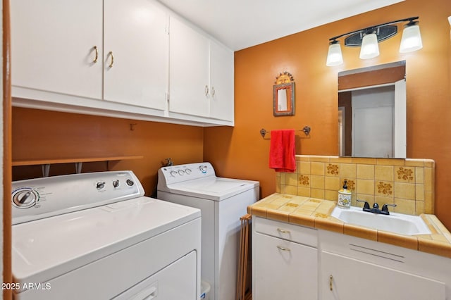 laundry room with a sink, cabinet space, and washing machine and clothes dryer