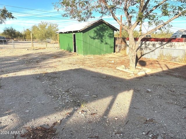 view of yard with a storage unit