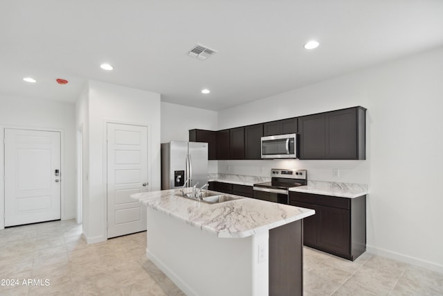 kitchen with visible vents, appliances with stainless steel finishes, a kitchen island with sink, a sink, and recessed lighting