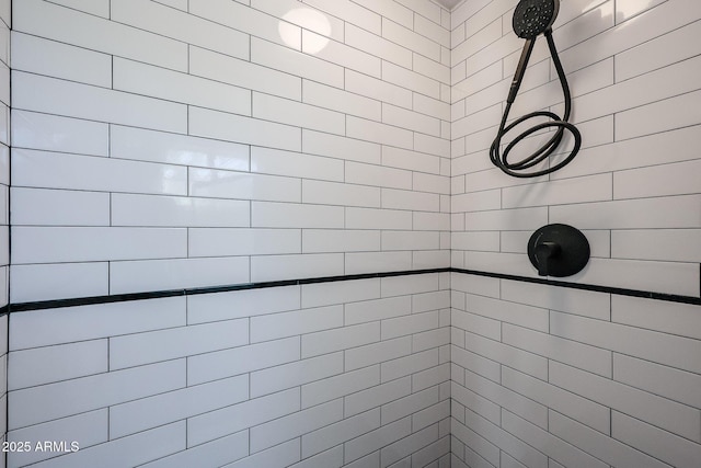 bathroom featuring tiled shower
