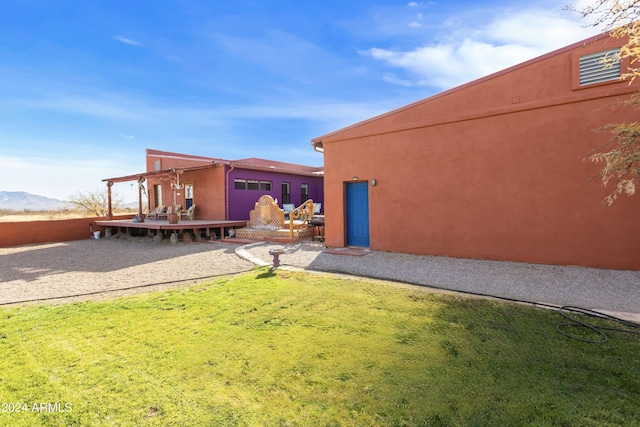 view of yard featuring a mountain view