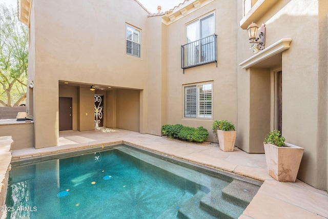 view of swimming pool with a patio and ceiling fan