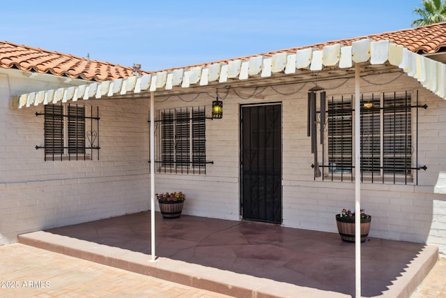 541 W Vernon Ave, Phoenix, AZ 85003 - doorway to property with a tiled roof and a patio