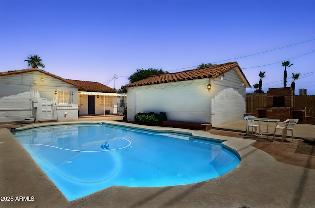 541 W Vernon Ave, Phoenix, AZ 85003 - view of swimming pool featuring a patio and an outdoor structure