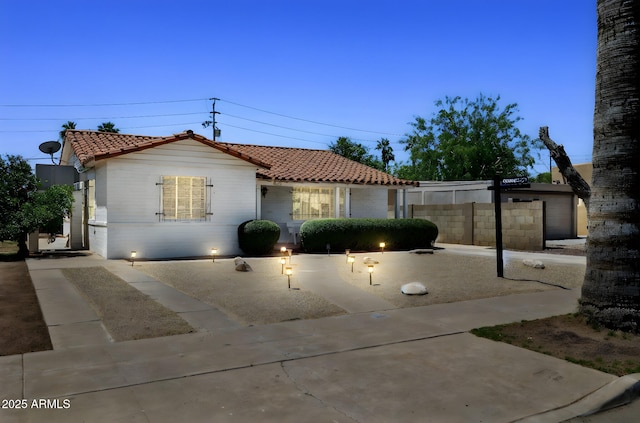 541 W Vernon Ave, Phoenix, AZ 85003 - view of front facade with a tile roof
